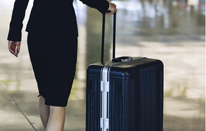 キャリーケースを引いて歩く女性
