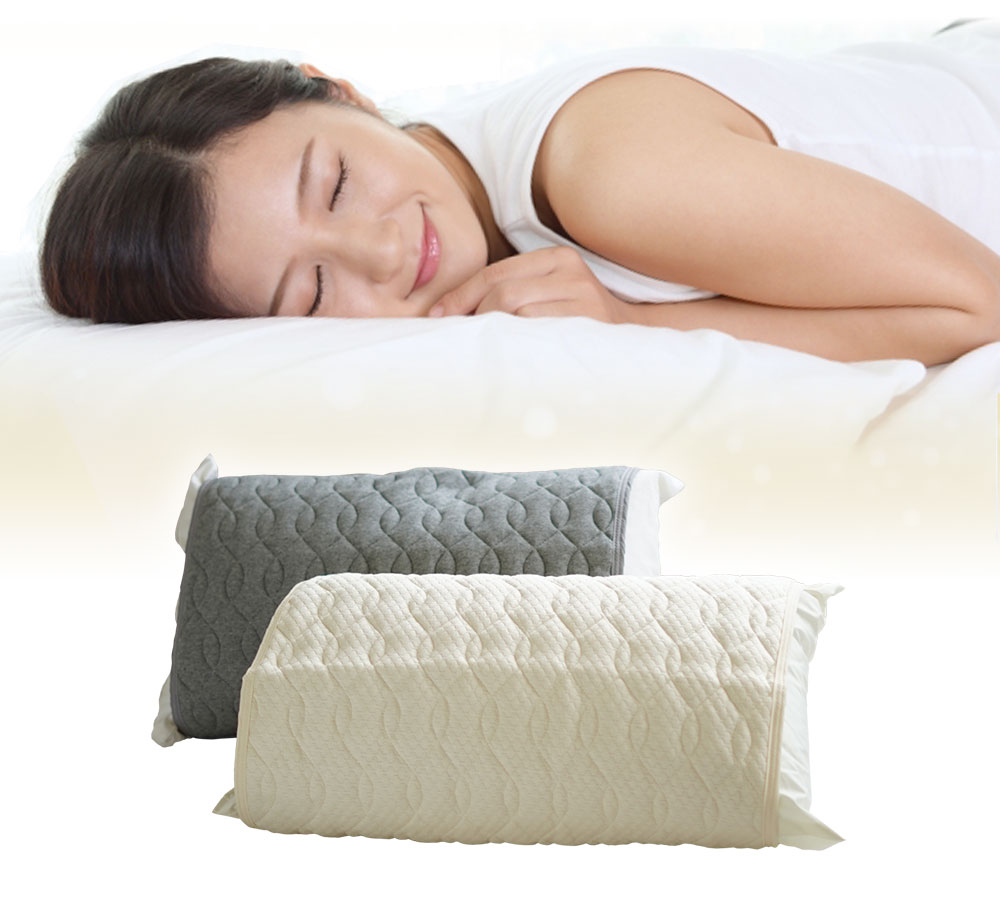 気持ち良さそうに眠る女性とまくらパッド