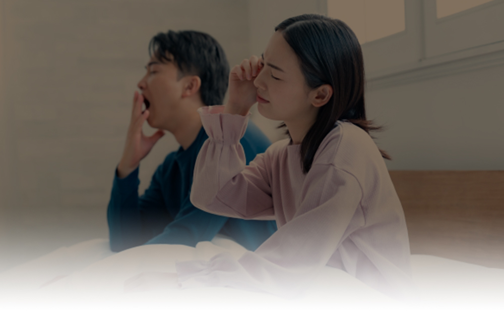 欠伸をする男性、目をこする女性